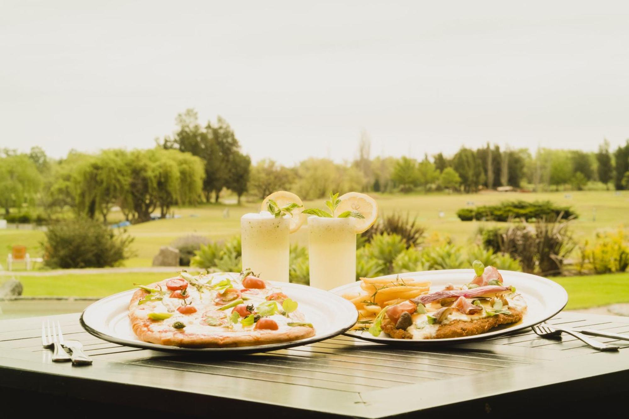 Sheraton Colonia Golf & Spa Resort Colonia del Sacramento Dış mekan fotoğraf A view of the golf course from the restaurant