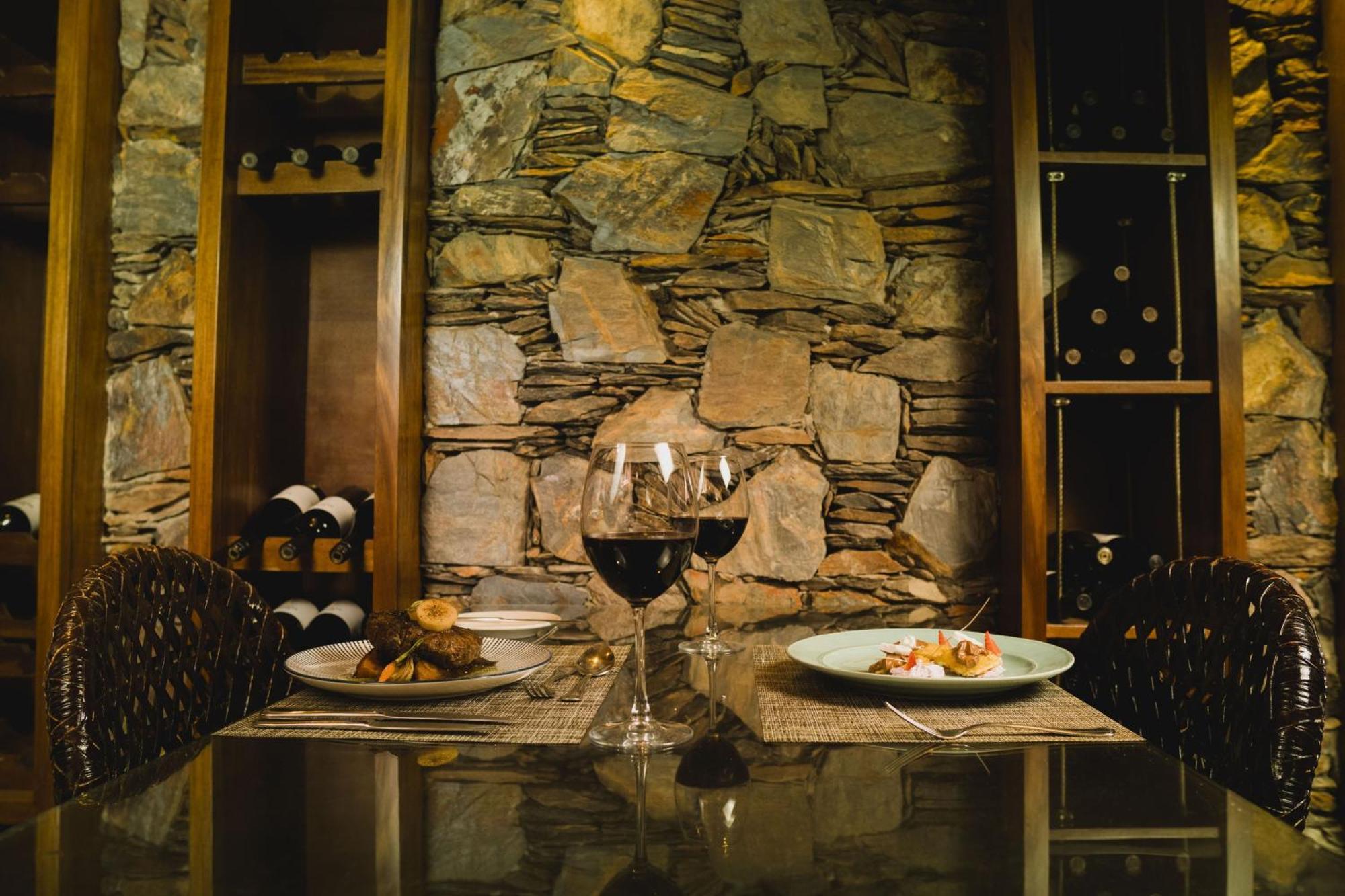 Sheraton Colonia Golf & Spa Resort Colonia del Sacramento Dış mekan fotoğraf Wine tasting at the Wine Museum