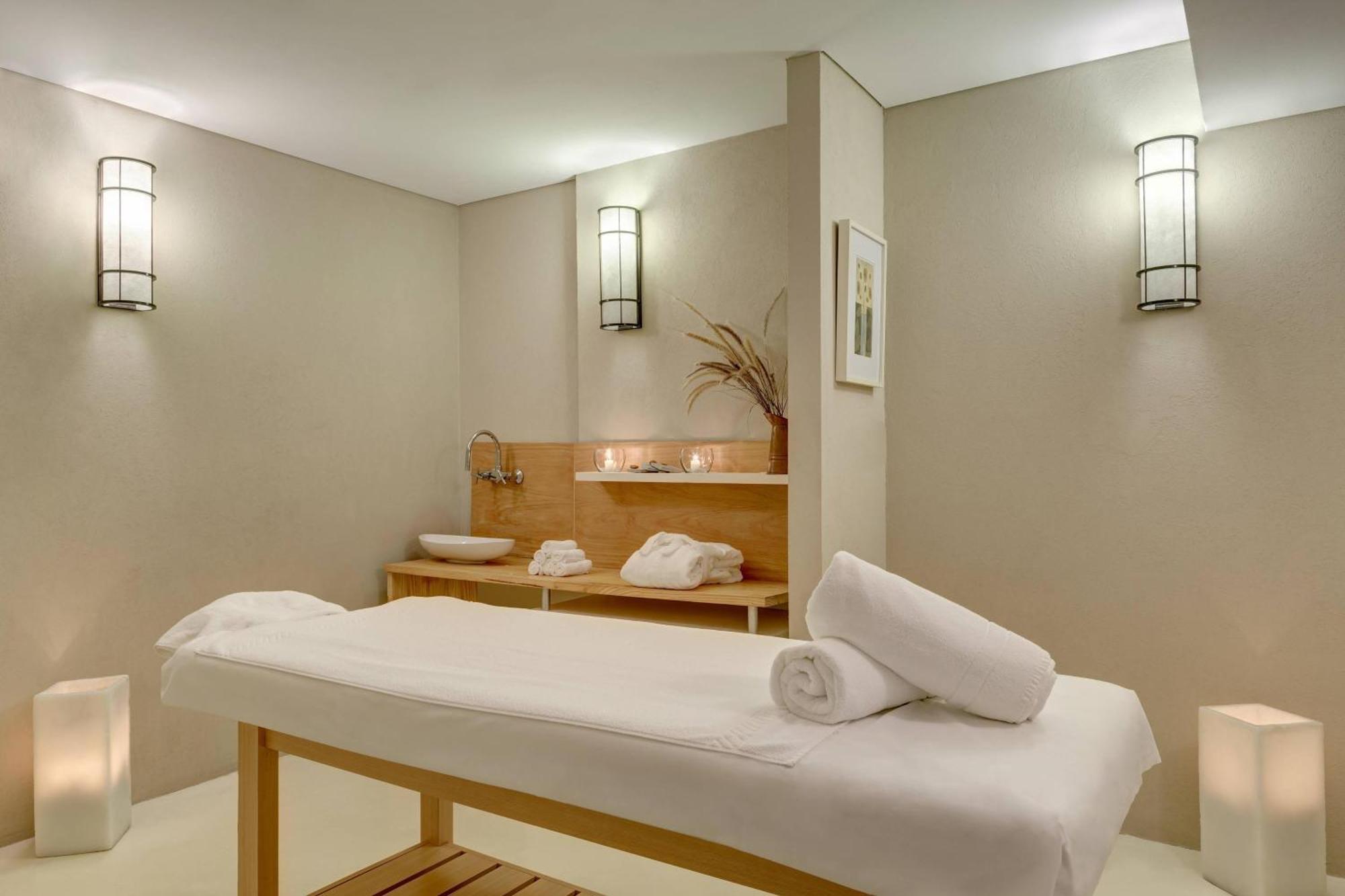 Sheraton Colonia Golf & Spa Resort Colonia del Sacramento Dış mekan fotoğraf A massage bed