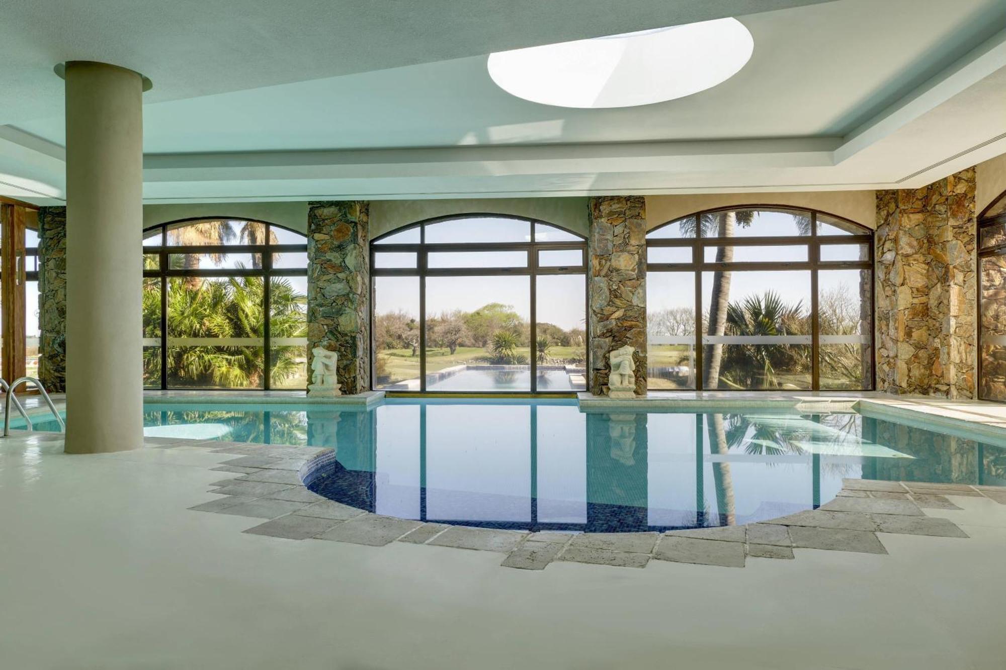 Sheraton Colonia Golf & Spa Resort Colonia del Sacramento Dış mekan fotoğraf The swimming pool at the hotel
