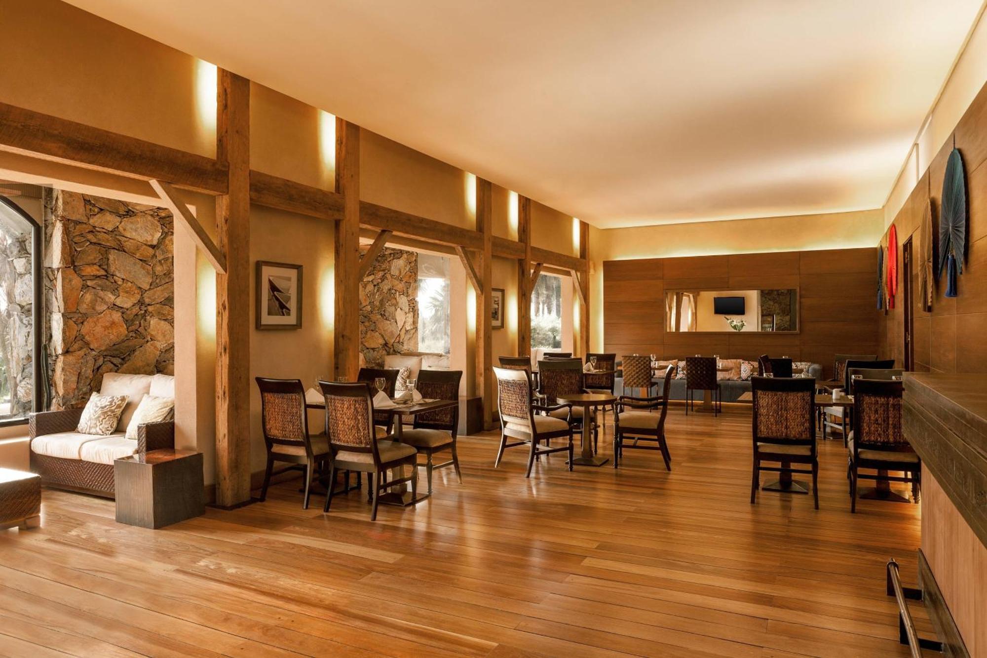 Sheraton Colonia Golf & Spa Resort Colonia del Sacramento Dış mekan fotoğraf The restaurant at the hotel