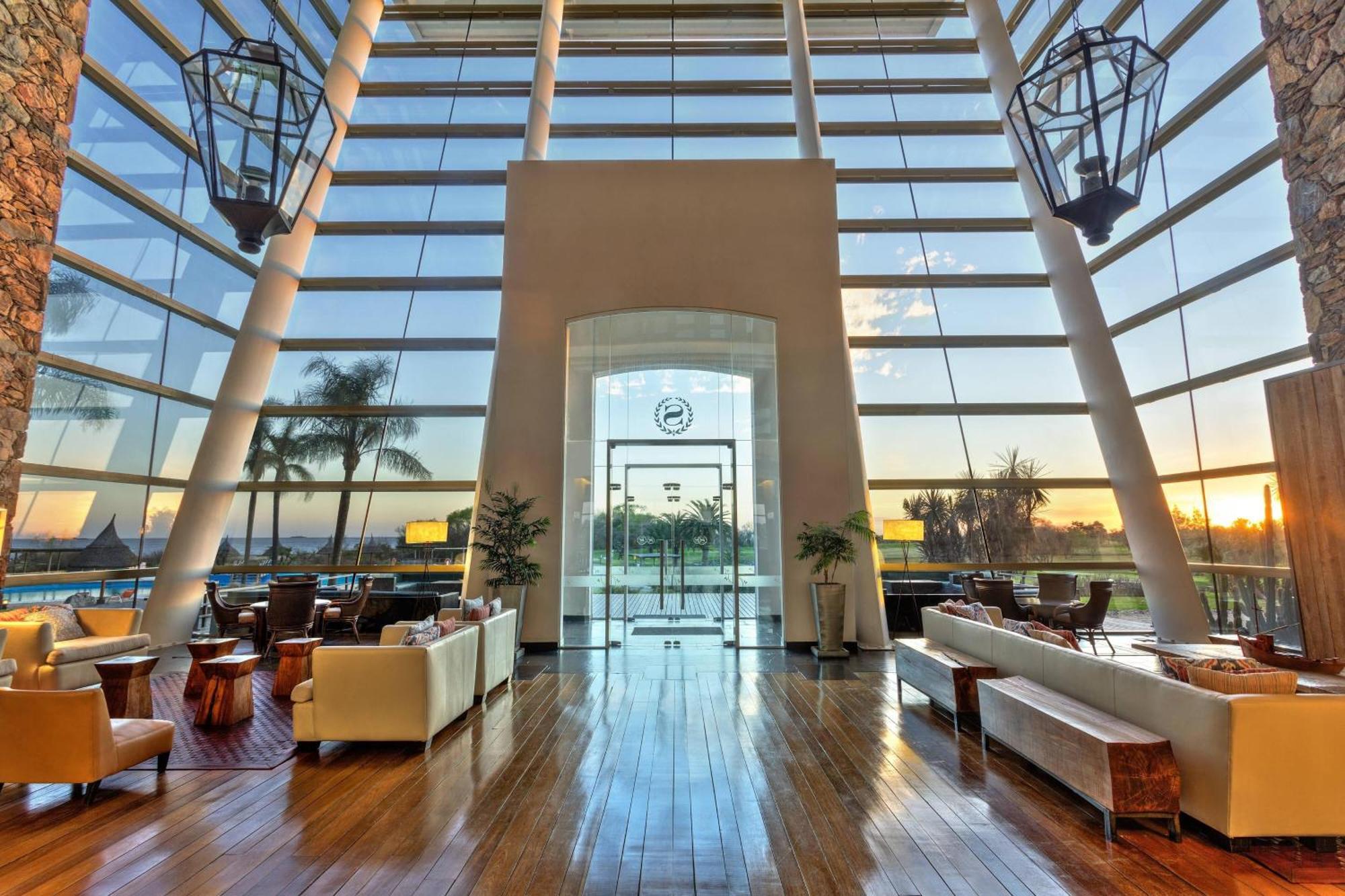 Sheraton Colonia Golf & Spa Resort Colonia del Sacramento Dış mekan fotoğraf The interior of the airport's VIP lounge