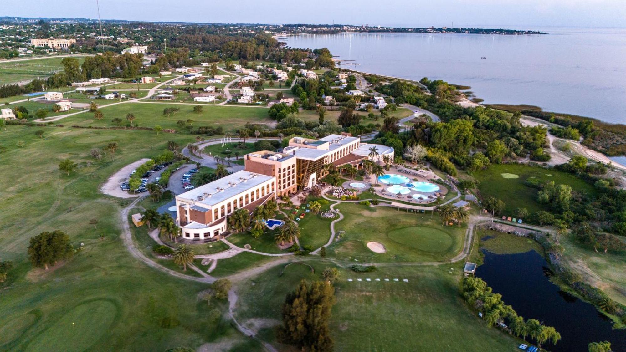 Sheraton Colonia Golf & Spa Resort Colonia del Sacramento Dış mekan fotoğraf Aerial view of the hotel