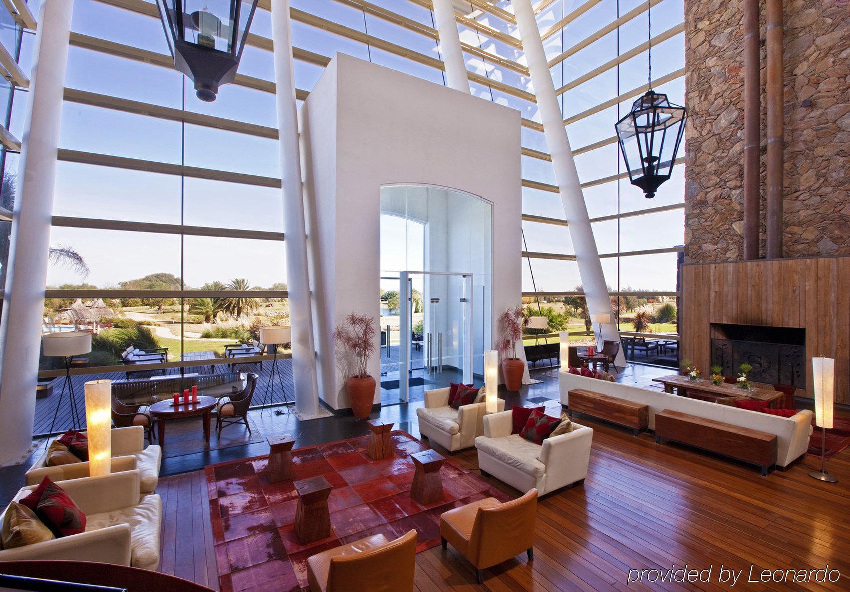 Sheraton Colonia Golf & Spa Resort Colonia del Sacramento İç mekan fotoğraf Interior of the clubhouse
